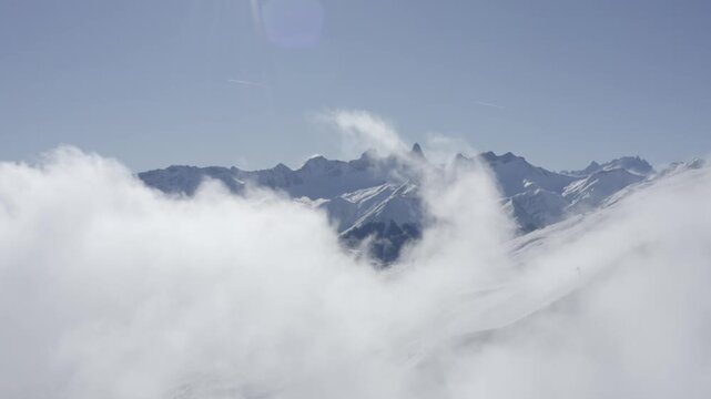 Montagne Aiguille d'arves sortant des nuages en hiver