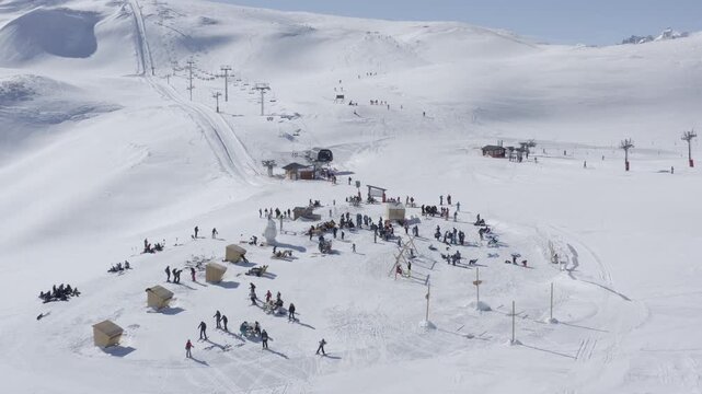 Zone ludique au sommet d'une station de ski