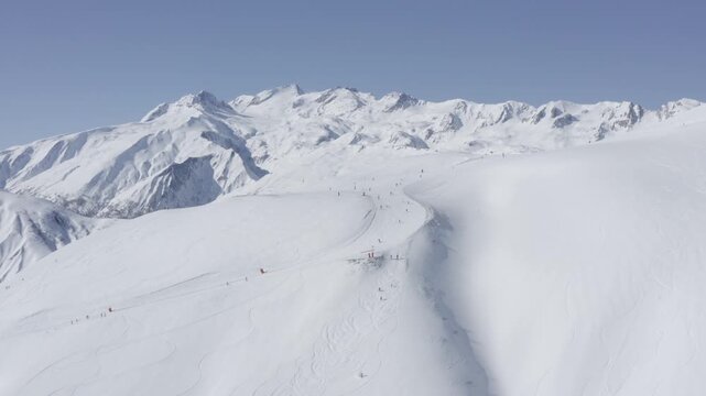 Zone ludique au sommet d'une station de ski