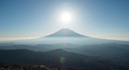 Fototapeta premium Clear horizon featuring a large mountain with sunny backdrop