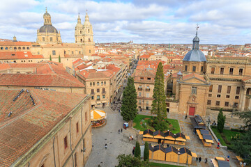 Obraz premium Salamanca, Spain--Dec 04, 2025: aerial view of the historical center Christmas market 