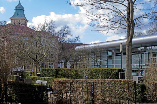 Alt und neu: Barockgarten des Standesamtes mit Martinikirche und Turnhalle der Kolpingschule M&uuml;nster