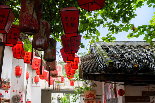 China Lampe Papier Gelb/Gold : steht f&uuml;r Reichtum, Wohlstand und eine &bdquo;goldene&ldquo; Zukunft.  Die schwarzen Schriftzeichen sind meist Segens- und Wunschformeln Gl&uuml;ck, Gesundheit, Sicherheit, la