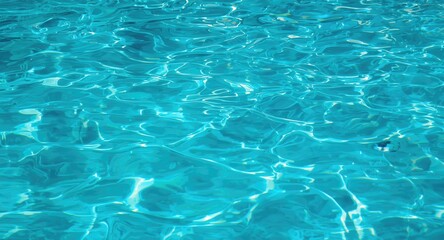 Obraz premium Bright turquoise water surface of a peaceful lagoon with blue sea reflections