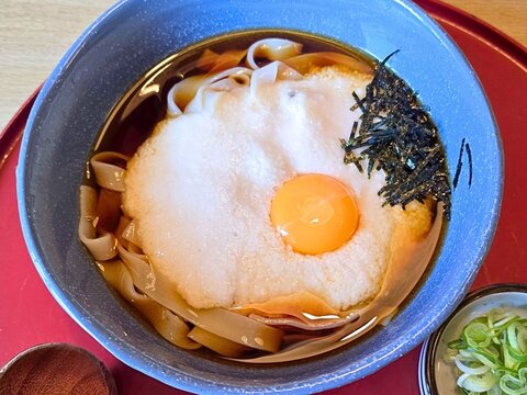 とろろが入った月見きしめん