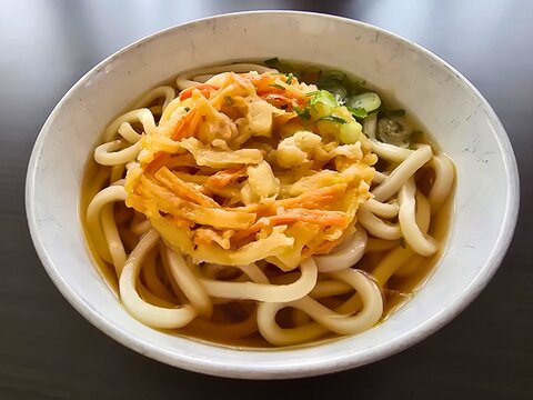 大きなかき揚げが入った温かいうどん