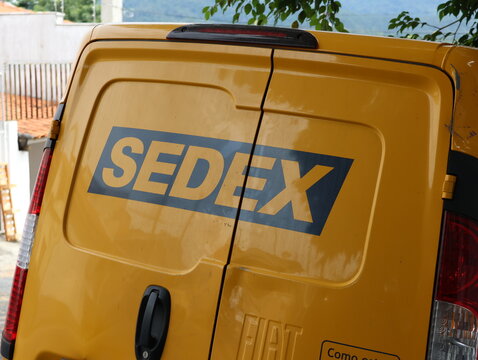 Van dos Correios com logotipo SEDEX simbolizando log&iacute;stica, transporte de encomendas e servi&ccedil;o postal eficiente no Brasil. S&atilde;o Paulo SP em 28 de mar&ccedil;o 2026