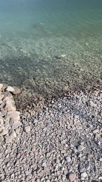 lago cristallino con acqua trasparente