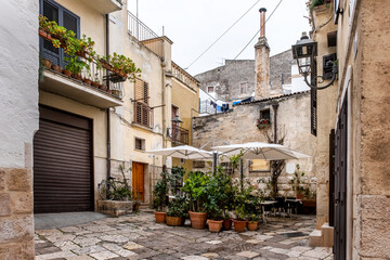 Obraz premium Altamura, houses streets and alleys of a small town in the south, southern Italy. Typical town in the Mediterranean. Narrow streets of old town of Altamura, Puglia, Italy