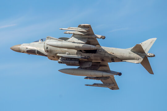 Avi&oacute;n militar de despegue vertical despegando
