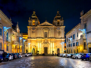 Obraz premium Mdina, Malta – Cathedral of Saint Paul with illuminated facade and Christmas tree at night