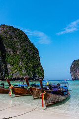 Obraz premium Maya Bay island Phi Phi Leh with longtail boat, turquoise clear water in Krabi Thailand