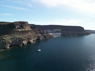 Puerto De Mogan - Gran Canaria - Wyspy Kanaryjskie - Hiszpania - nadmorska miejscowość zwana Wenecją Wysp Kanaryjskich. Zdjęcie z drona, klify, ocean, fale, piękne uliczki i kanały © Konrad