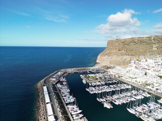 Puerto De Mogan - Gran Canaria - Wyspy Kanaryjskie - Hiszpania - nadmorska miejscowość zwana Wenecją Wysp Kanaryjskich. Zdjęcie z drona, klify, ocean, fale, piękne uliczki i kanały © Konrad