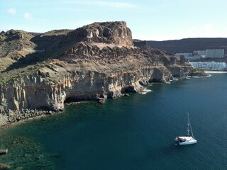 Puerto De Mogan - Gran Canaria - Wyspy Kanaryjskie - Hiszpania - nadmorska miejscowość zwana Wenecją Wysp Kanaryjskich. Zdjęcie z drona, klify, ocean, fale, piękne uliczki i kanały © Konrad