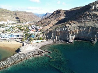 Puerto De Mogan - Gran Canaria - Wyspy Kanaryjskie - Hiszpania - nadmorska miejscowość zwana Wenecją Wysp Kanaryjskich. Zdjęcie z drona, klify, ocean, fale, piękne uliczki i kanały © Konrad