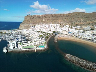 Puerto De Mogan - Gran Canaria - Wyspy Kanaryjskie - Hiszpania - nadmorska miejscowość zwana Wenecją Wysp Kanaryjskich. Zdjęcie z drona, klify, ocean, fale, piękne uliczki i kanały © Konrad