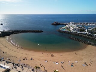 Puerto De Mogan - Gran Canaria - Wyspy Kanaryjskie - Hiszpania - nadmorska miejscowość zwana Wenecją Wysp Kanaryjskich. Zdjęcie z drona, klify, ocean, fale, piękne uliczki i kanały © Konrad