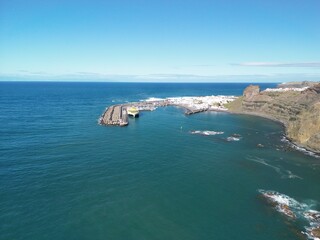 Amadores - Gran Canaria - Wyspy Kanaryjskie - Hiszpania - najpiękniejsza plaża na wyspie, zdjęcie zrobione dronem, klify, plaża, ocean, turkusowa woda © Konrad