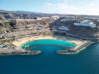 Amadores - Gran Canaria - Wyspy Kanaryjskie - Hiszpania - najpiękniejsza plaża na wyspie, zdjęcie zrobione dronem, klify, plaża, ocean, turkusowa woda © Konrad