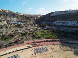 Amadores - Gran Canaria - Wyspy Kanaryjskie - Hiszpania - najpiękniejsza plaża na wyspie, zdjęcie zrobione dronem, klify, plaża, ocean, turkusowa woda © Konrad