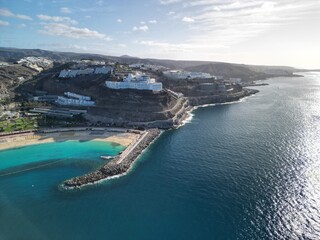 Amadores - Gran Canaria - Wyspy Kanaryjskie - Hiszpania - najpiękniejsza plaża na wyspie, zdjęcie zrobione dronem, klify, plaża, ocean, turkusowa woda © Konrad
