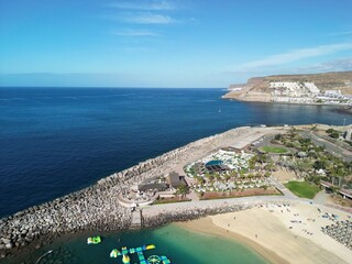 Amadores - Gran Canaria - Wyspy Kanaryjskie - Hiszpania - najpiękniejsza plaża na wyspie, zdjęcie zrobione dronem, klify, plaża, ocean, turkusowa woda © Konrad