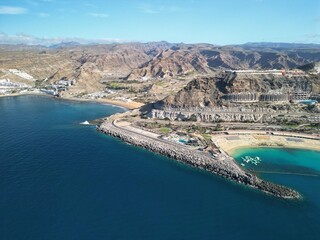 Amadores - Gran Canaria - Wyspy Kanaryjskie - Hiszpania - najpiękniejsza plaża na wyspie, zdjęcie zrobione dronem, klify, plaża, ocean, turkusowa woda © Konrad