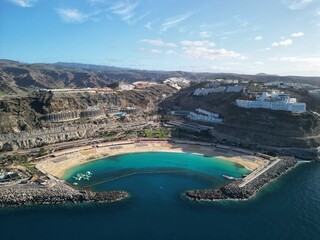 Amadores - Gran Canaria - Wyspy Kanaryjskie - Hiszpania - najpiękniejsza plaża na wyspie, zdjęcie zrobione dronem, klify, plaża, ocean, turkusowa woda © Konrad