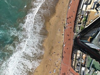 Las Palmas - Gran Canaria - Wyspy Kanaryjskie - Hiszpania - piękna szeroka plaża, ocean, miasto, stolica wyspy zdjęcie wykonane dronem © Konrad