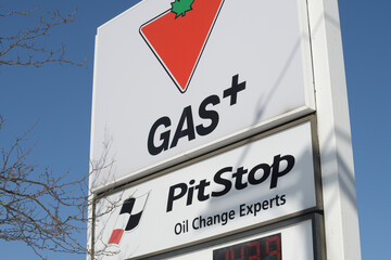 Naklejka premium roadside pylon sign of Canadian Tire Pitstop (Canadian Tire Gas+) located at 1780 O'Connor Dr, Toronto