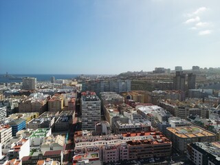 Las Palmas - Gran Canaria - Wyspy Kanaryjskie - Hiszpania - piękna szeroka plaża, ocean, miasto, stolica wyspy zdjęcie wykonane dronem © Konrad