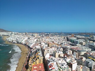 Las Palmas - Gran Canaria - Wyspy Kanaryjskie - Hiszpania - piękna szeroka plaża, ocean, miasto, stolica wyspy zdjęcie wykonane dronem © Konrad