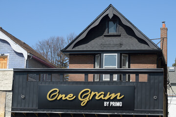 Naklejka premium old house with sign of One Gram Coffee Bar at 466 Danforth Av, Toronto