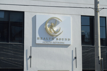 Naklejka premium facade and sign of Health Bound Health Network - East York Physiotherapy, located at 909 Pape Av, Toronto