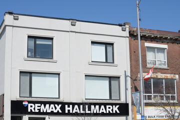 Naklejka premium exterior building facade and sign of RE/MAX Hallmark Realty Ltd located at 630 Danforth Av, Toronto