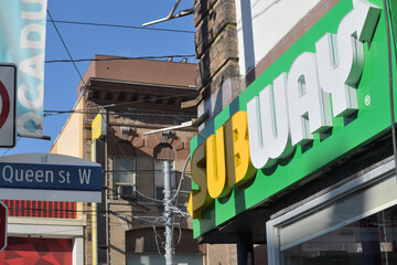 Naklejka premium oblique angle view of Subway sign outside 267 Queen St W, southeast corner at Duncan St, Toronto