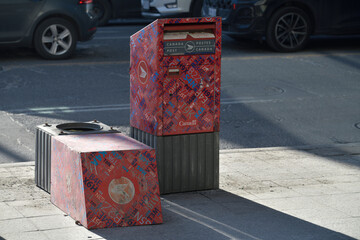 Naklejka premium toppled and standing Canada Post mail boxes on Bay St (east side) northeast corner at Front St W, Toronto
