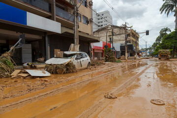 Fototapeta premium Carros danificados na Avenida Beira Rio, na cidade de Ubá, estado de Minas Gerais, Brasil, por causa de cheia do Rio Ubá, causado por fortes chuvas