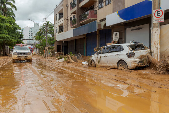 Carros danificados na Avenida Beira Rio, na cidade de Ub&aacute;, estado de Minas Gerais, Brasil, por causa de cheia do Rio Ub&aacute;, causado por fortes chuvas