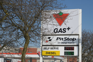 Naklejka premium roadside pylon sign at Canadian Tire Gas+ at 1780 O'Connor Dr, North York, Toronto