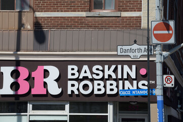 Naklejka premium exterior building facade and sign of Baskin-Robbins, an ice cream shop chain, located here at 552 Danforth Av, Toronto