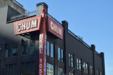 Naklejka premium vintage neon sign outside CHUM 104.5, a radio broadcaster, at 299 Queen St W - actual sign at corner of Richmond and Duncan, Toronto