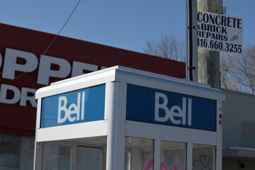 Naklejka premium Bell telephone booth on O'Connor Dr, Toronto