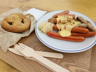 本格的なドイツの炙りチーズのグリルソーセージ盛り合わせとチーズプレッツェルのセット