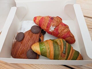 テイクアウトの白い箱に入った人気ベーカリーの贅沢な菓子パンセット