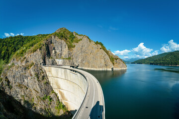 Tama i jezioro w Rumuni © Wojciech