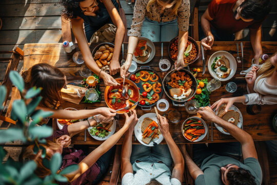 Personnes partageant un repas convivial autour d&rsquo;une grande table, cuisine vari&eacute;e et moment de convivialit&eacute; entre amis ou en famille, alimentation saine et culture du repas partag&eacute;