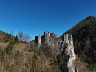 Fototapeta premium Alte Mauern in der Landschaft, Burgruine Schachenstein, Thörl, Steiermark