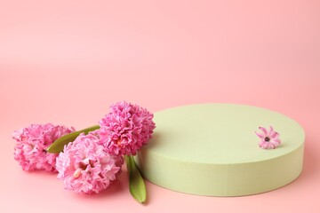Fototapeta premium Empty podium and spring flowers on pink background, closeup. Mockup for design